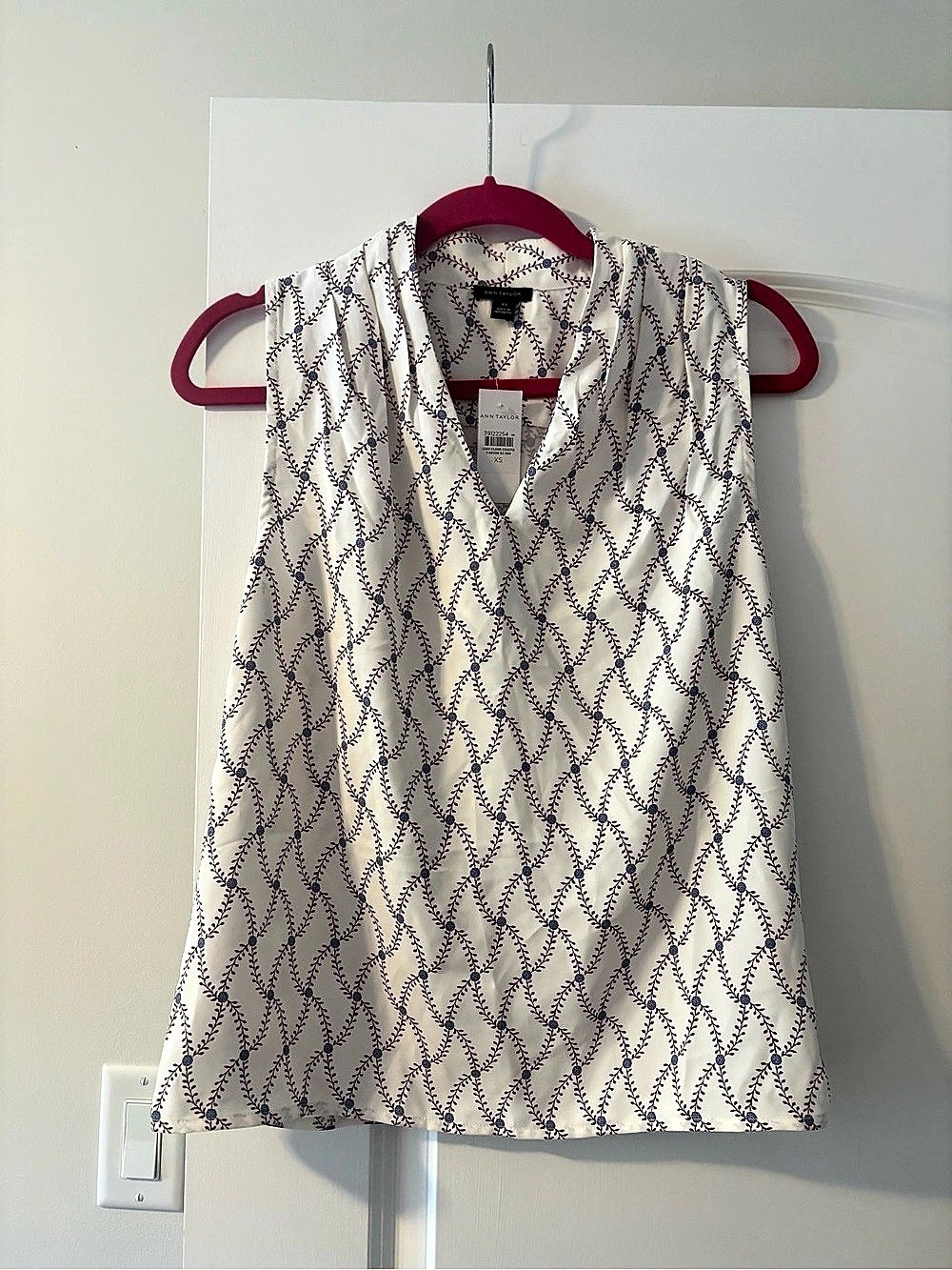Ann Taylor Geometric V-Neck Blouse in Size XS NWT